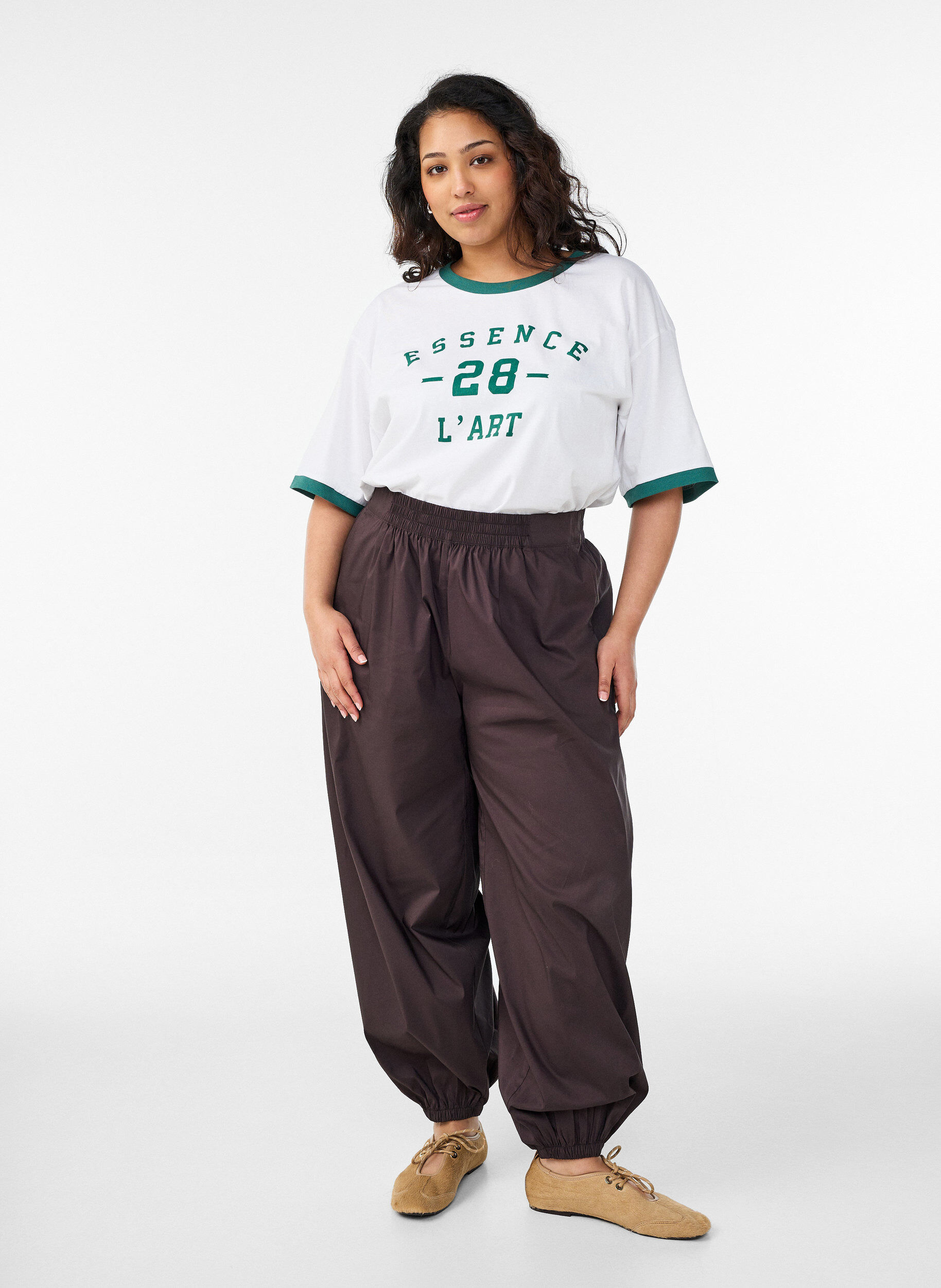 Zizzi T-shirt en coton avec imprim&eacute; texte et coupe boxy, Blanc, Model image number 1