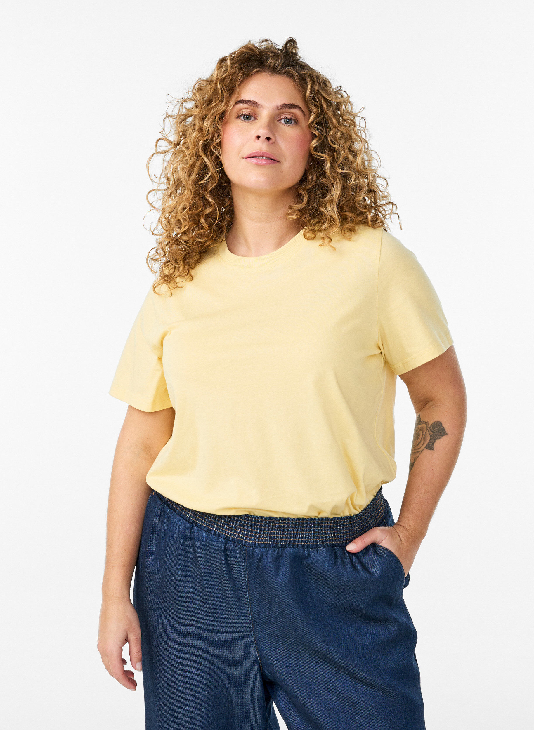 Basic katoenen T-shirt met ronde hals, Geel, Model