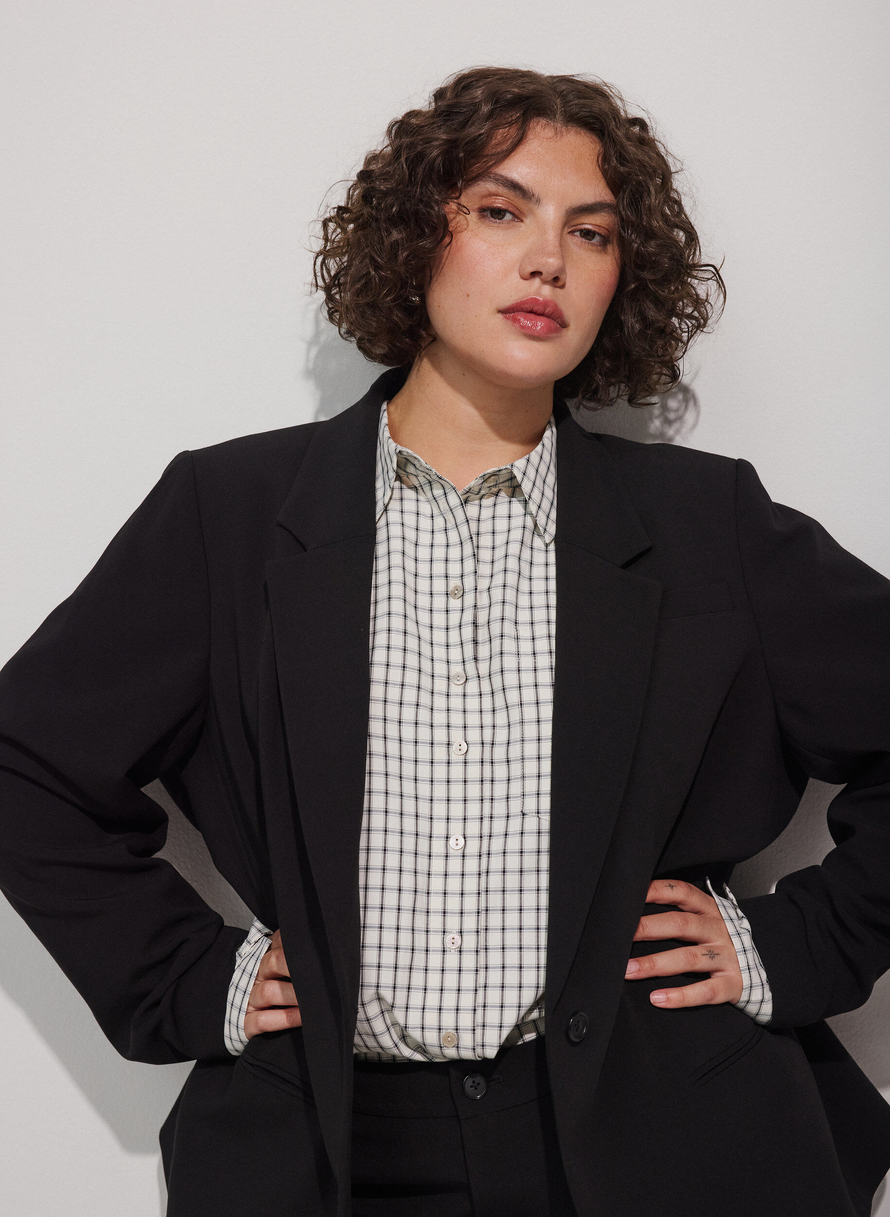Klassieke blazer met een enkele knoopsluiting, Zwart, Model