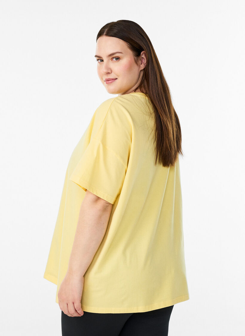 T-shirt van biologisch katoen met klein frontmotief, Geel, Model
