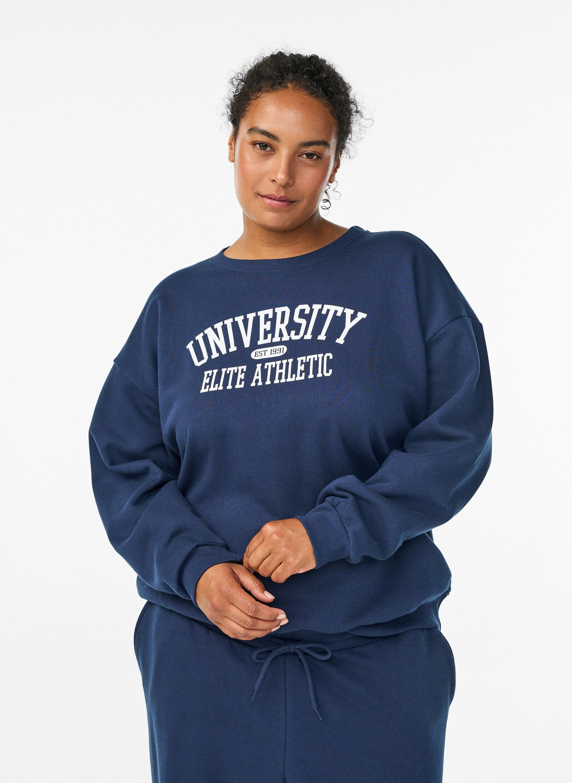 Het sweatshirt met tekstprint, Blauw, Model