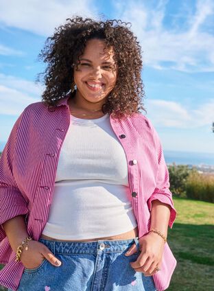 ZizziDenim shorts met hartjes, , Model