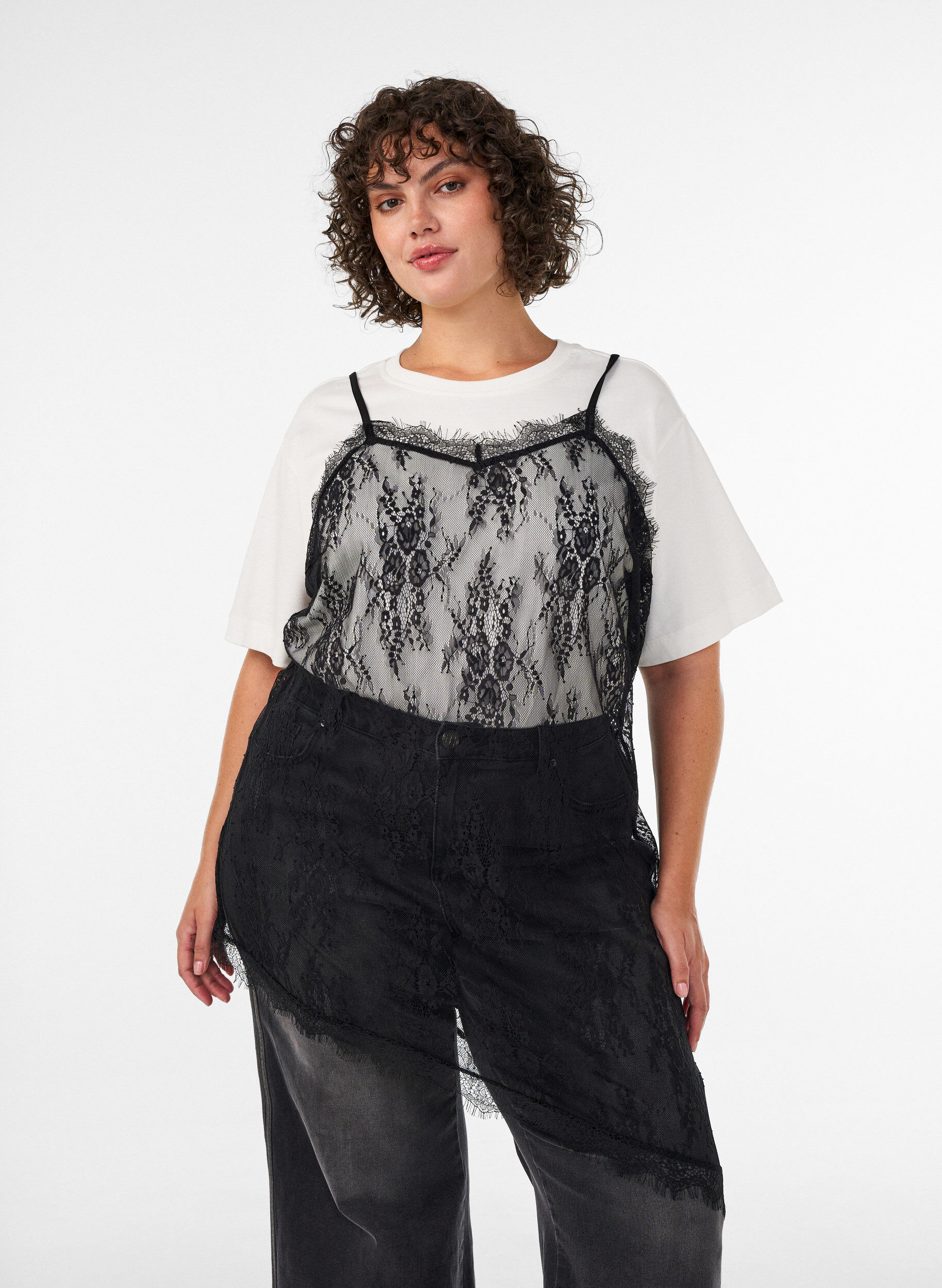 Kanten jurk met asymmetrische snit, Zwart, Model
