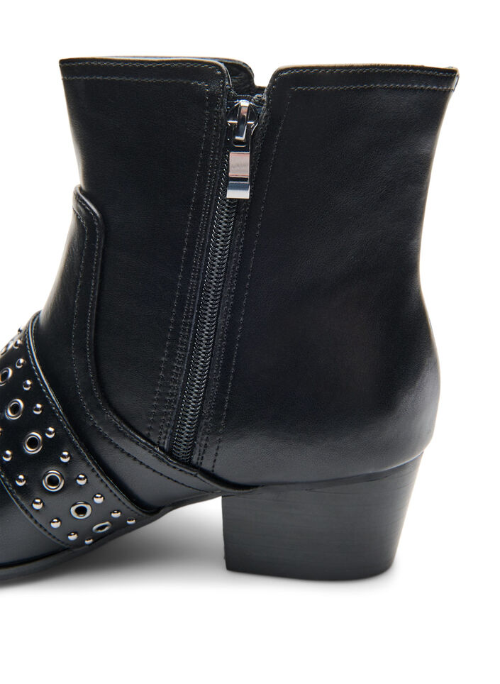 Wide fit - Leren enkellaars met riem en studs, Black, Packshot