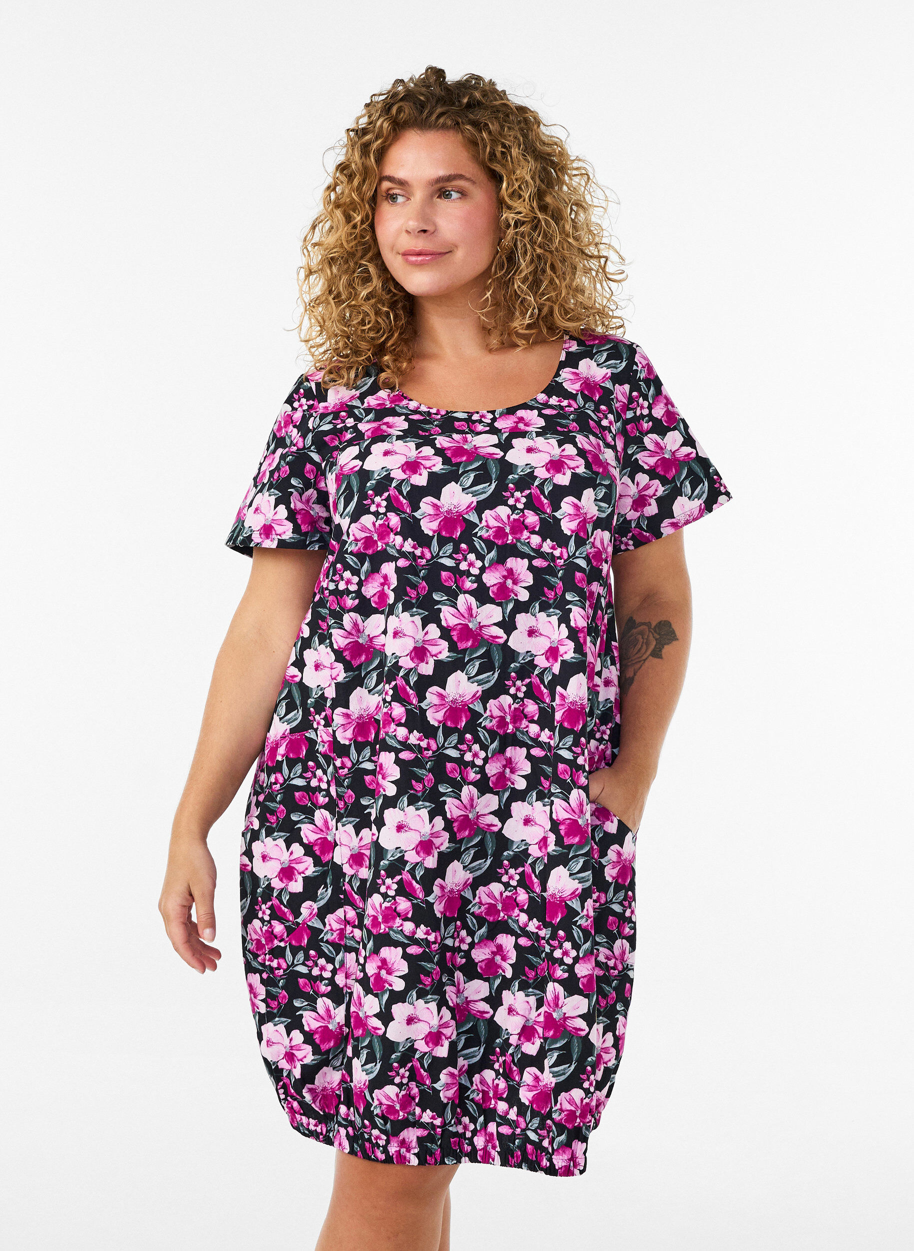 Katoenen jurk met korte mouwen en print, Zwart, Model