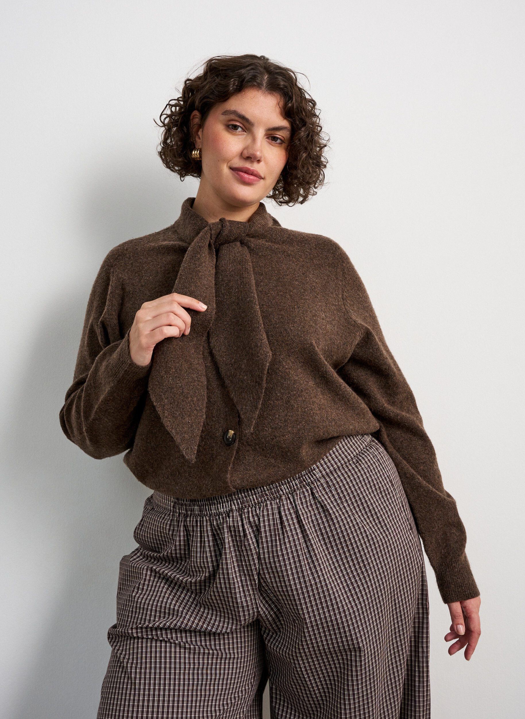 Cardigan met strikjes en knopen, Bruin, Model