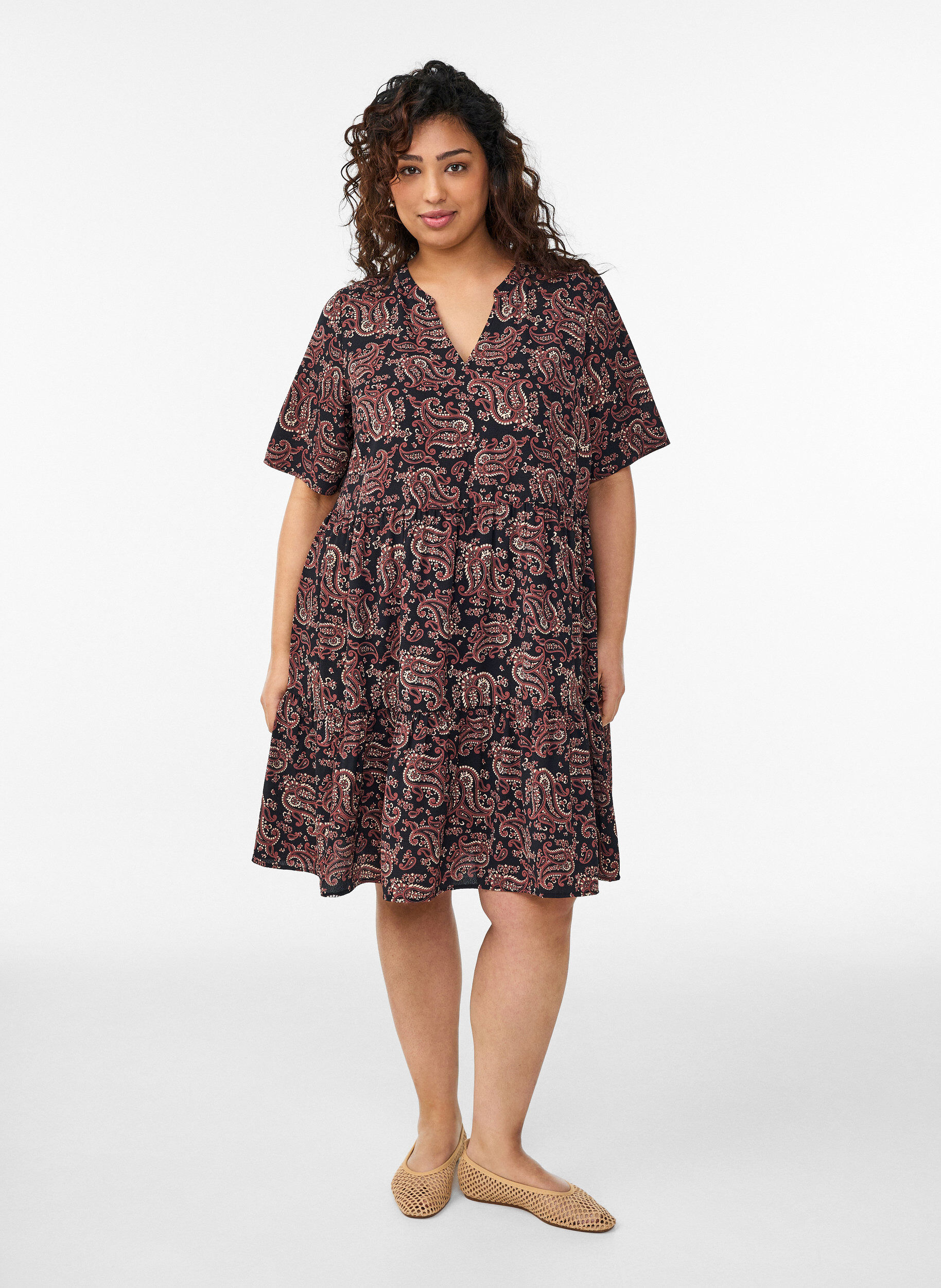 ZizziJurk met korte mouwen, A-lijn en snijlijnen, Zwart, Model image number 1