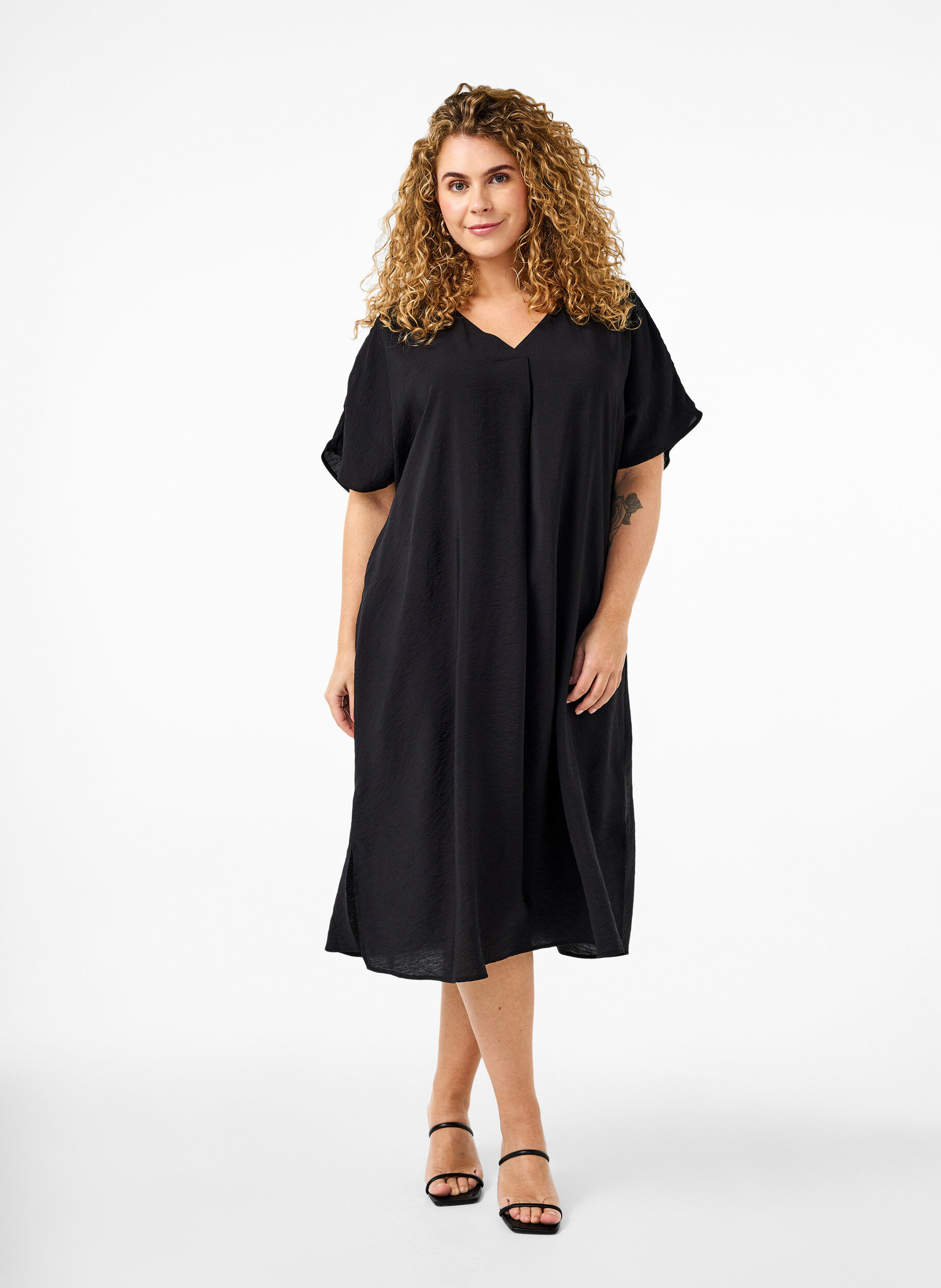 Jurk met V-hals van viscose, Zwart, Model