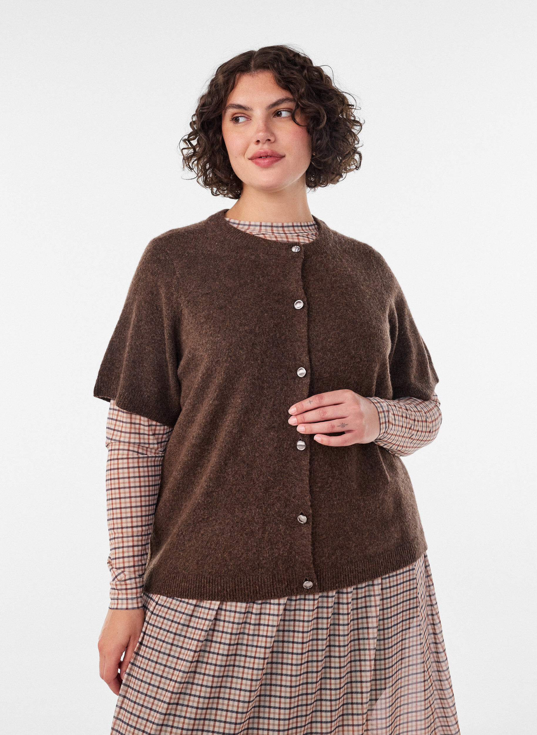 Cardigan en maille avec manches courtes, Marron, Model