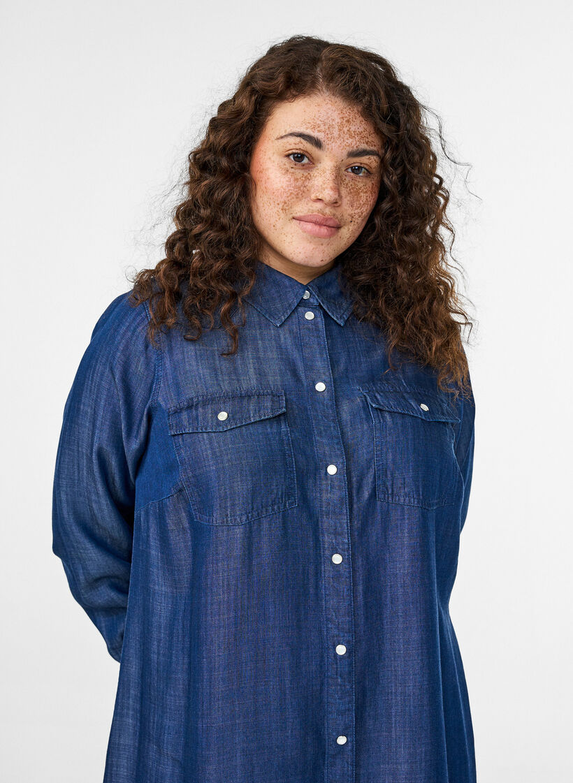 Korte denimjurk in lyocell met drukkers, Blauw, Model image number 2