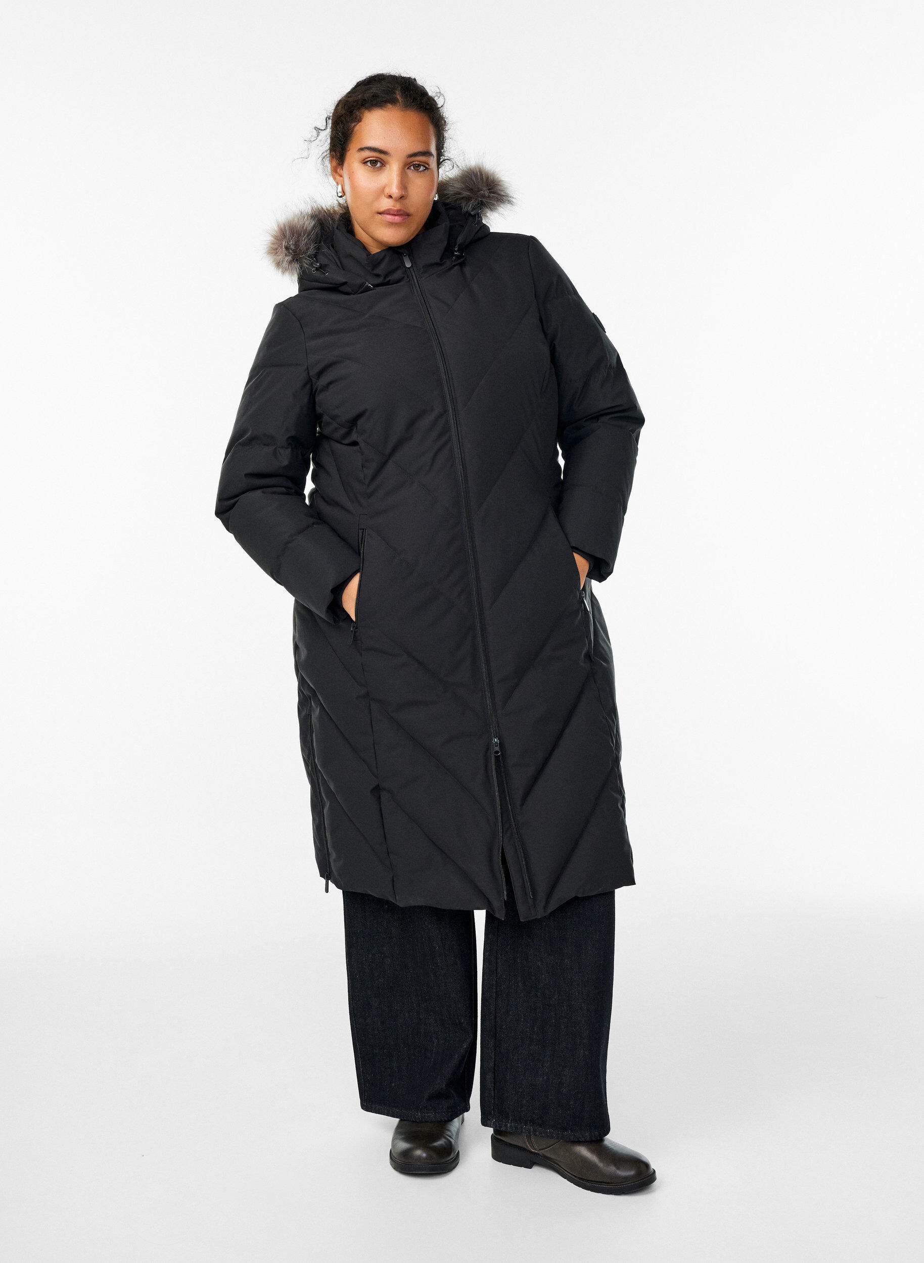 ZizziLange winterjas met haaksluitingen en een nep bontkraag, Zwart, Model image number 0